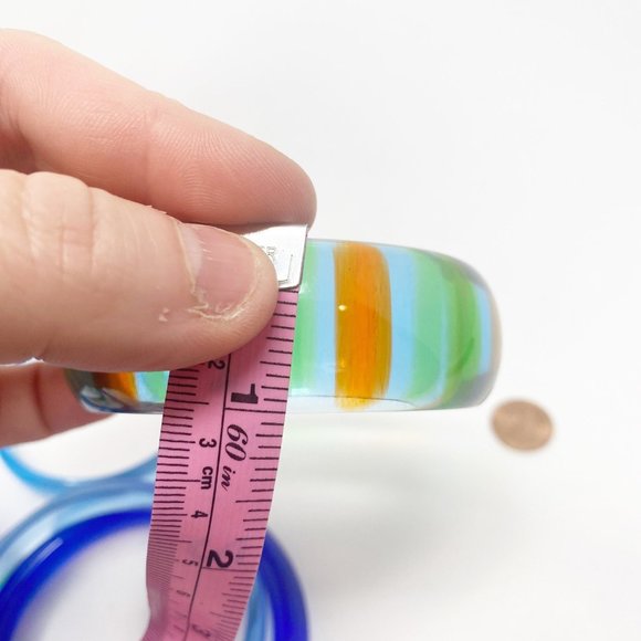 625 Six Vintage Lucite Blue Bangle Bracelet set - Picture 9 of 9